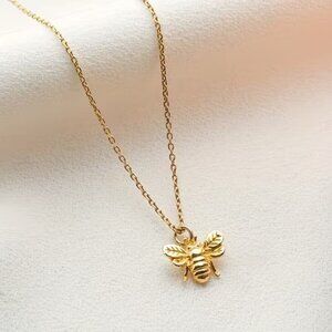 Gold Toned Elegant Bee Pendant Necklace